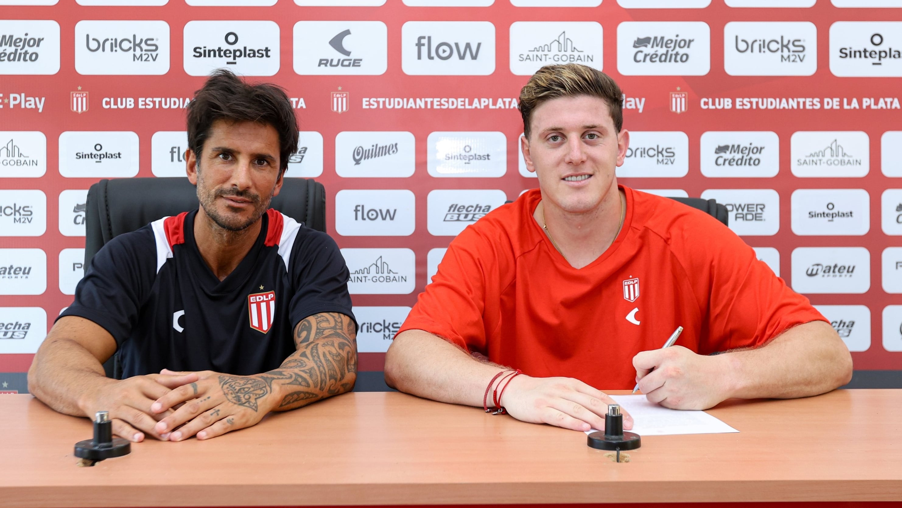 Adolfo Gaich firmó su contrato con Estudiantes de La Plata. A su lado, el mánager Marcos Angeleri (Prensa Estudiantes)