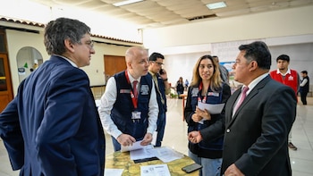 El voto extranjero ya está en Perú, expectativa por su impacto en la definición electoral