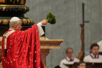 El papa León XIV bendice a los fieles durante la misa de Pentecostés en la Basílica de San Pedro, un día antes de presentar la encíclica que considera el mayor desafío de la época (AP Foto/Gregorio Borgia)