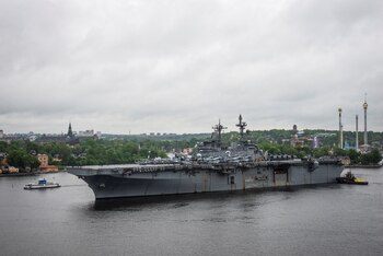 El buque de guerra de EEUU USS Kearsarge arriba al puerto de Estocolmo. TT News Agency/Helena Landstedt via REUTERS