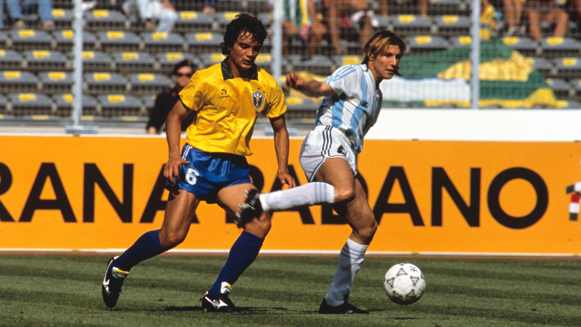 El defensor de Brasil en una jugada con Caniggia (Grosby)