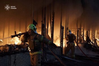 En esta fotografía proporcionada por el Servicio de Emergencias de Ucrania el jueves 7 de noviembre de 2024, los rescatistas apagan el incendio de un edificio provocado por el ataque de un dron ruso en Kiev, Ucrania. (Servicio de Emergencias de Ucrania vía AP)