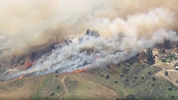 Las imágenes aéreas del incendio Sandy en California: casi 30.000 evacuados y más de 1.300 hectáreas calcinadas