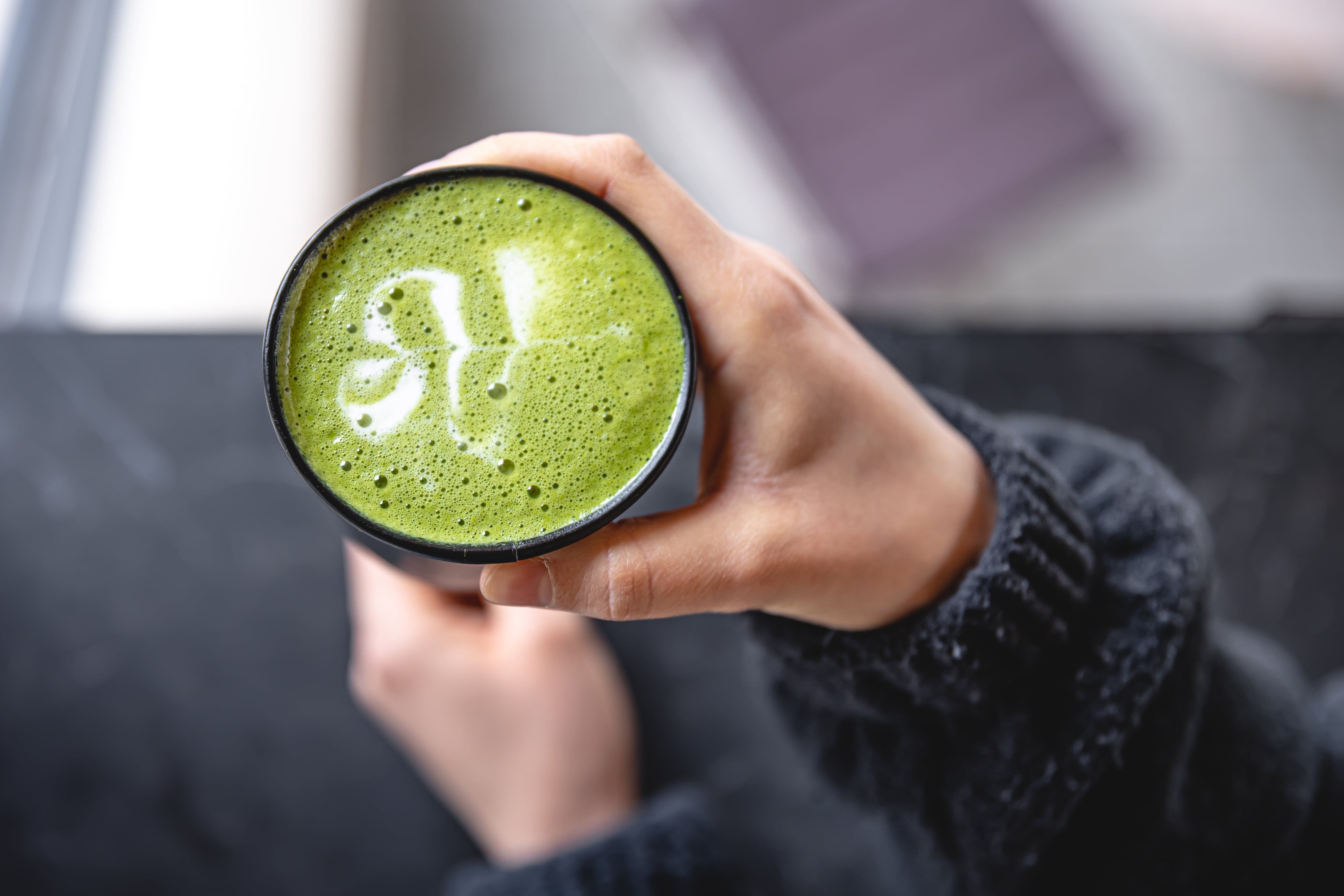 El matcha, conocido por sus propiedades antioxidantes y su vibrante color verde, es también el protagonista de muchas tendencias recientes en redes sociales. (Freepik)