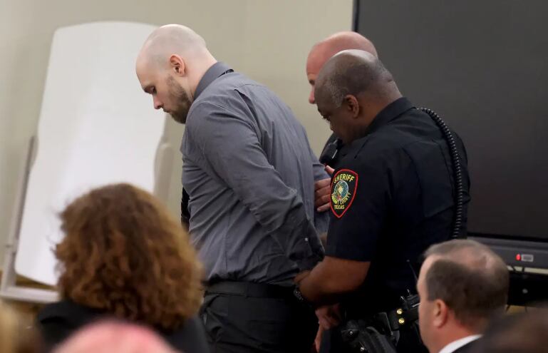 El juicio a Tanner Horner en Fort Worth mostró videos donde limpia la furgoneta de FedEx tras asesinar a Athena Strand, niña de 7 años, en noviembre de 2022 (AP)