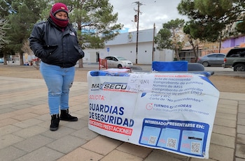 Una persona atiende un módulo