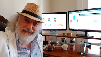 De formación ingeniero en sistemas,