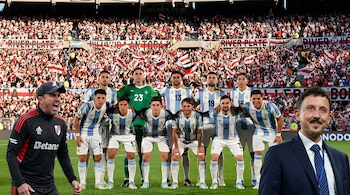 Jugadores de la Selección Argentina en el campo. Chacho Coudet a la izquierda y Pablo Longoria a la derecha. Hinchas de River Plate en El Monumental.
