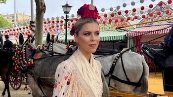 Manuela Villena deslumbra en la Feria de Sevilla con un traje de gitana de firma y pendientes del S. XIX