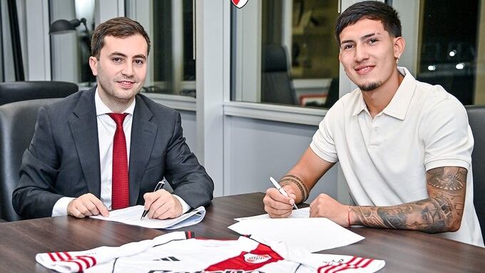 Tobías Ramírez junto al presidente Stefano Di Carlo tras su firma de contrato con River Plate