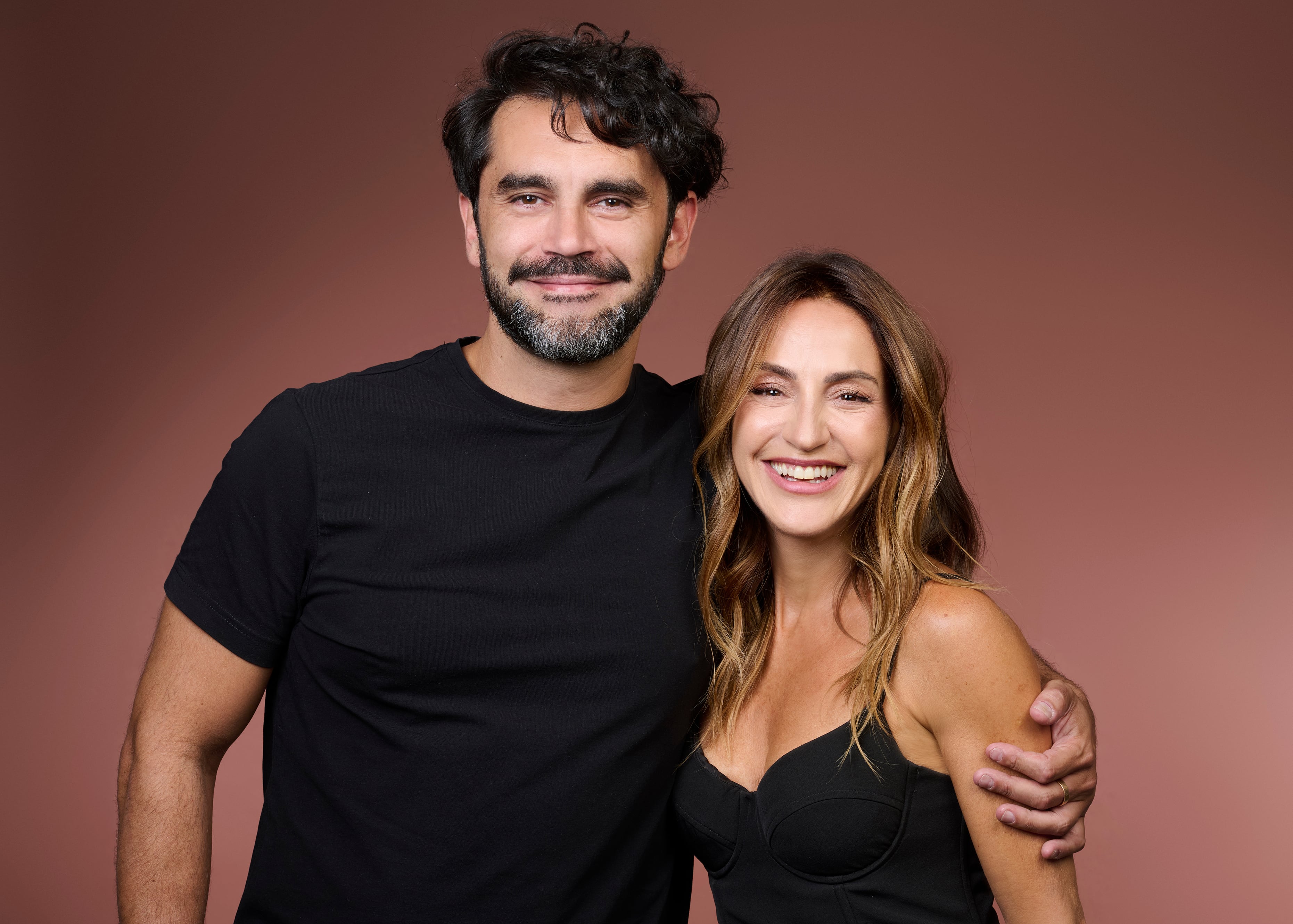 La obra sigue la historia de una pareja que, con la intención de salvar su matrimonio,comienzan terapia de pareja y antes de cada sesión se encuentran en un bar