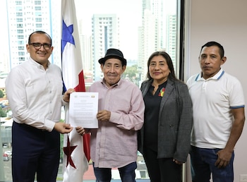 Autoridades comarcales entregaron la resolución que formaliza el compromiso de desarrollar la consulta conforme a los estándares nacionales e internacionales. (Cortesía)