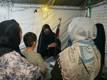 En Teherán, el régimen iraní realizó demostraciones de armamento mientras persiste la amenaza de guerra