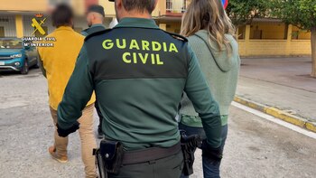 Los agentes detienen al matrimonio