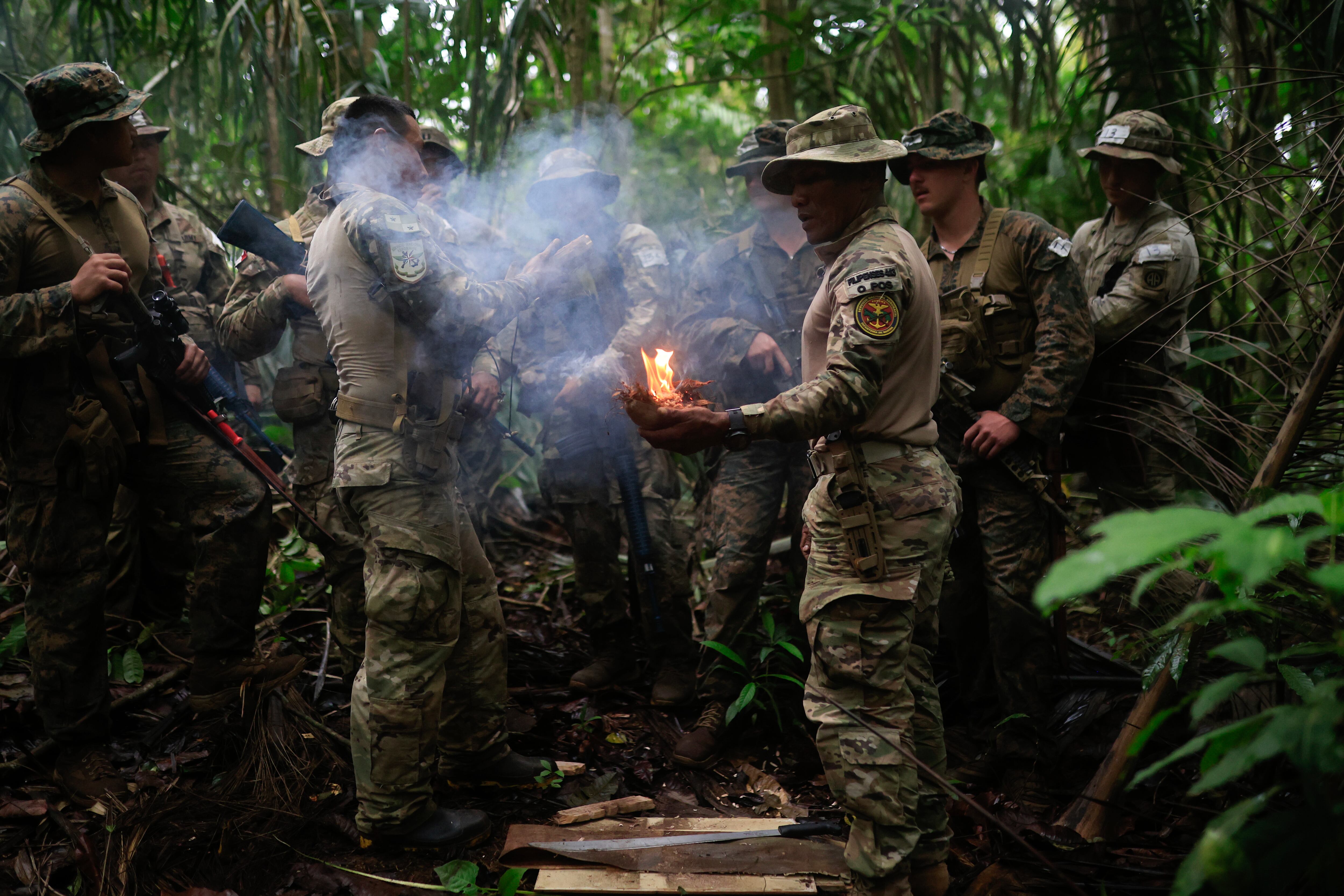 FOTODELDÍA AME2690. SHERMAN (PANAMÁ), 06/02/2026.- Integrantes de las tropas de Estados Unidos y Panamá participan en un entrenamiento este viernes, en inmediaciones a la Base Aeronaval Almirante Cristóbal Colón, en Sherman (Panamá). Tropas de Estados Unidos y de Panamá continúan su participación en los primeros ejercicios conjuntos de 2026 para aprender las claves de las operaciones militares en la selva, una experiencia diaria para las fuerzas de seguridad panameñas que quieren aprovechar los soldados estadounidenses, menos acostumbrados a estos entornos. EFE/ Bienvenido Velasco