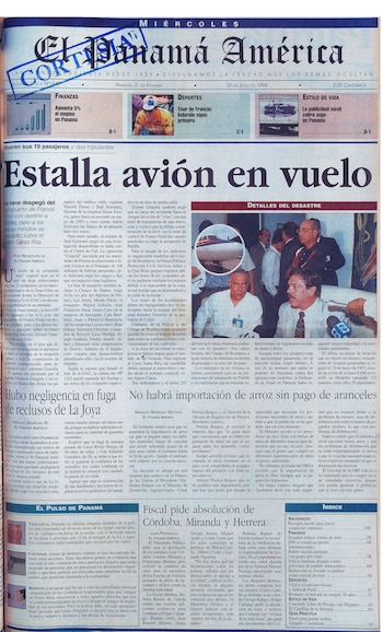 Primera página de un periódico impreso con el titular principal Estalla avión en vuelo y secciones con noticias y fotografías