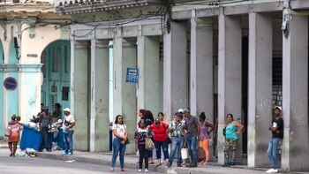 Varias personas esperan la llegada