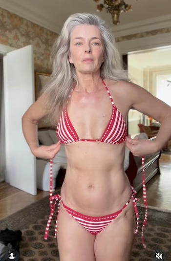 La supermodelo Paulina Porizkova presume su figura en bikini a los 61 años