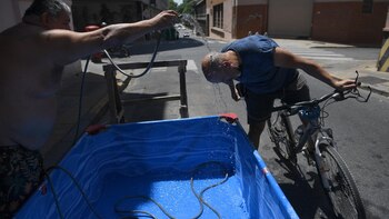 Ayuda entre vecinos para soportar