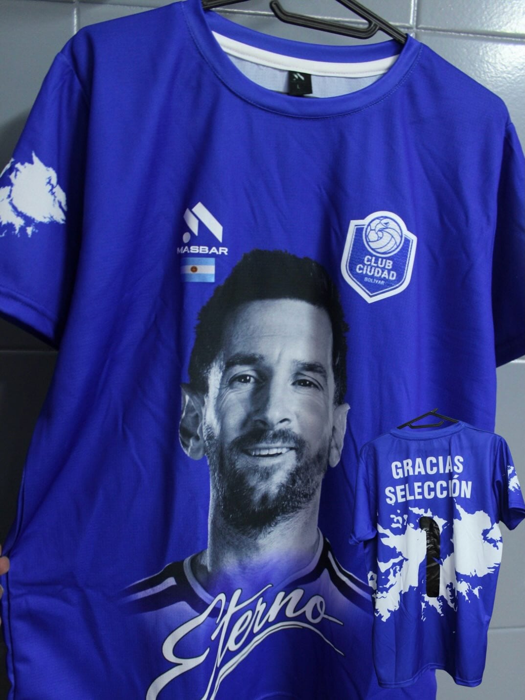 La camiseta especial que usó Ciudad de Bolívar para homenajear a la selección argentina tras la participación en el Mundial (Instagram - Club Ciudad de Bolívar)