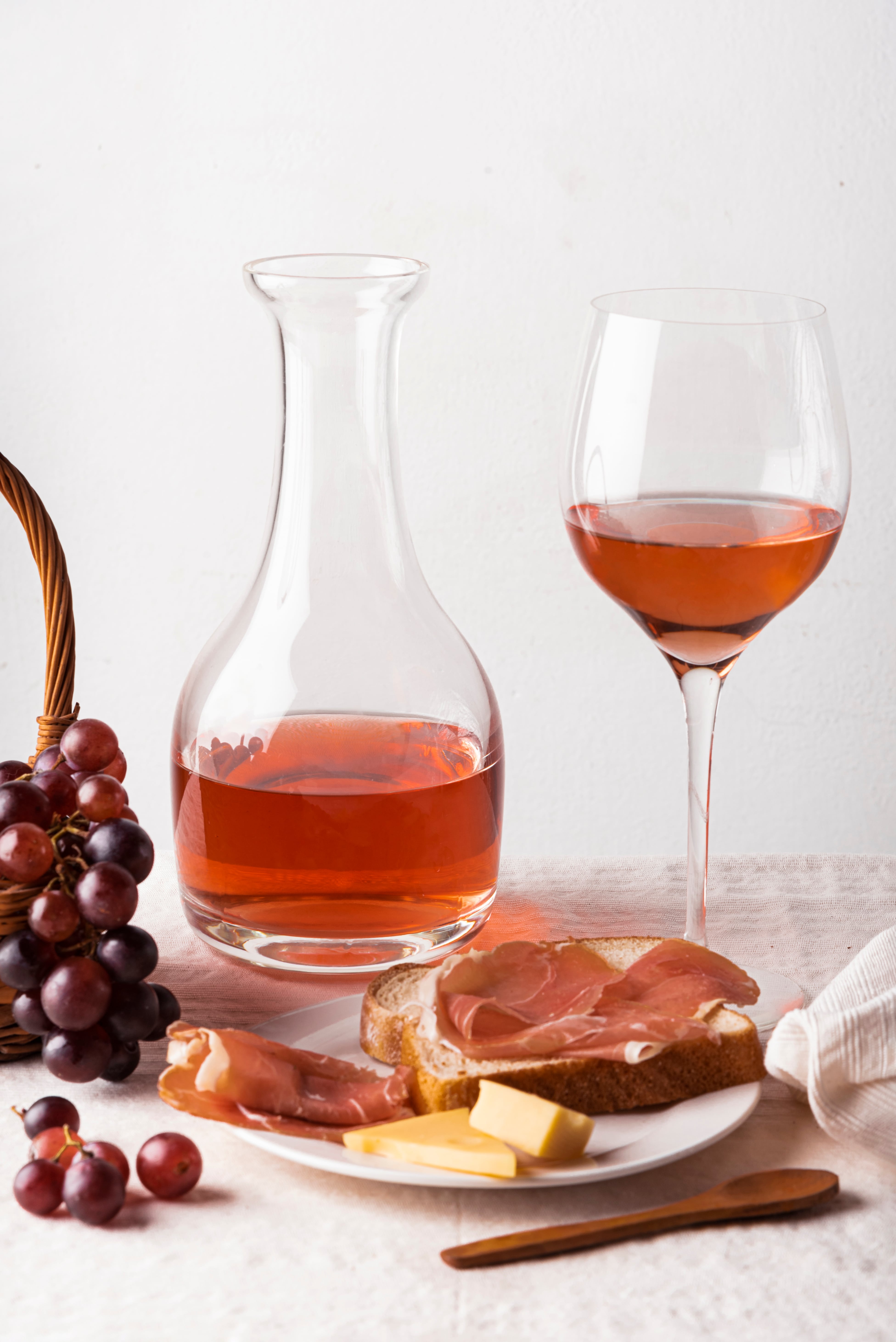 Rosados, blancos, tintos ligeros y espumosos pueden acompañar una mesa variada de picadas, ensaladas y bocados