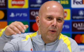 En rueda de prensa, Arne