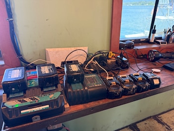 Equipo tecnológico y de comunicacion utilizado por el staff durante las expediciones. Cortesía: Fabricio Quirós