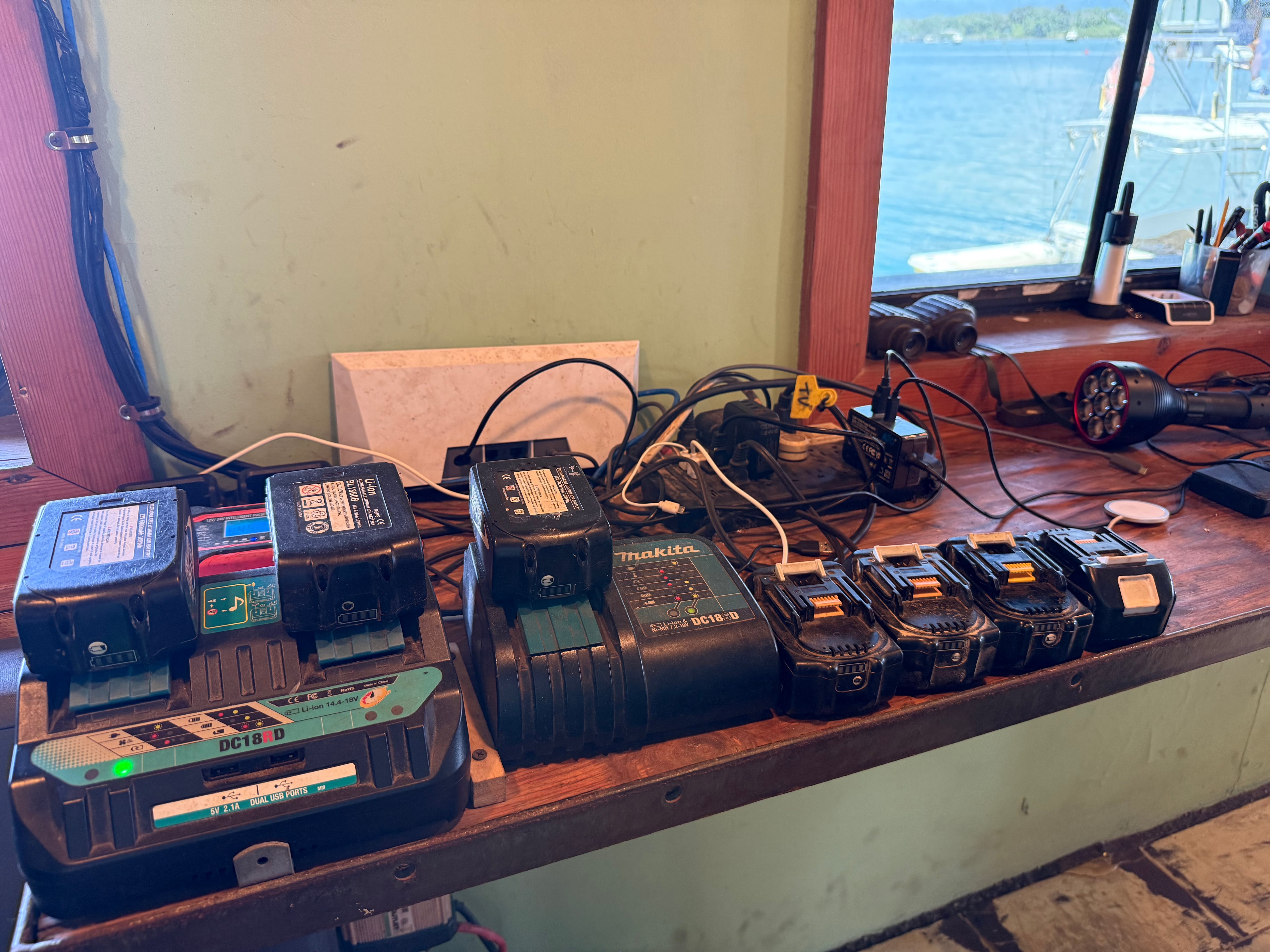 Equipo tecnológico y de comunicacion utilizado por el staff durante las expediciones. Cortesía: Fabricio Quirós