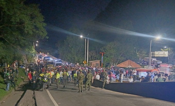 Bloqueo total en la vía al Llano complica el puente festivo y no hay hora de reapertura