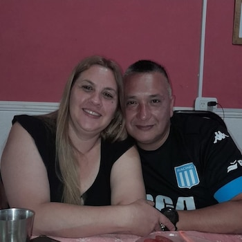 Cistian junto a su mujer,