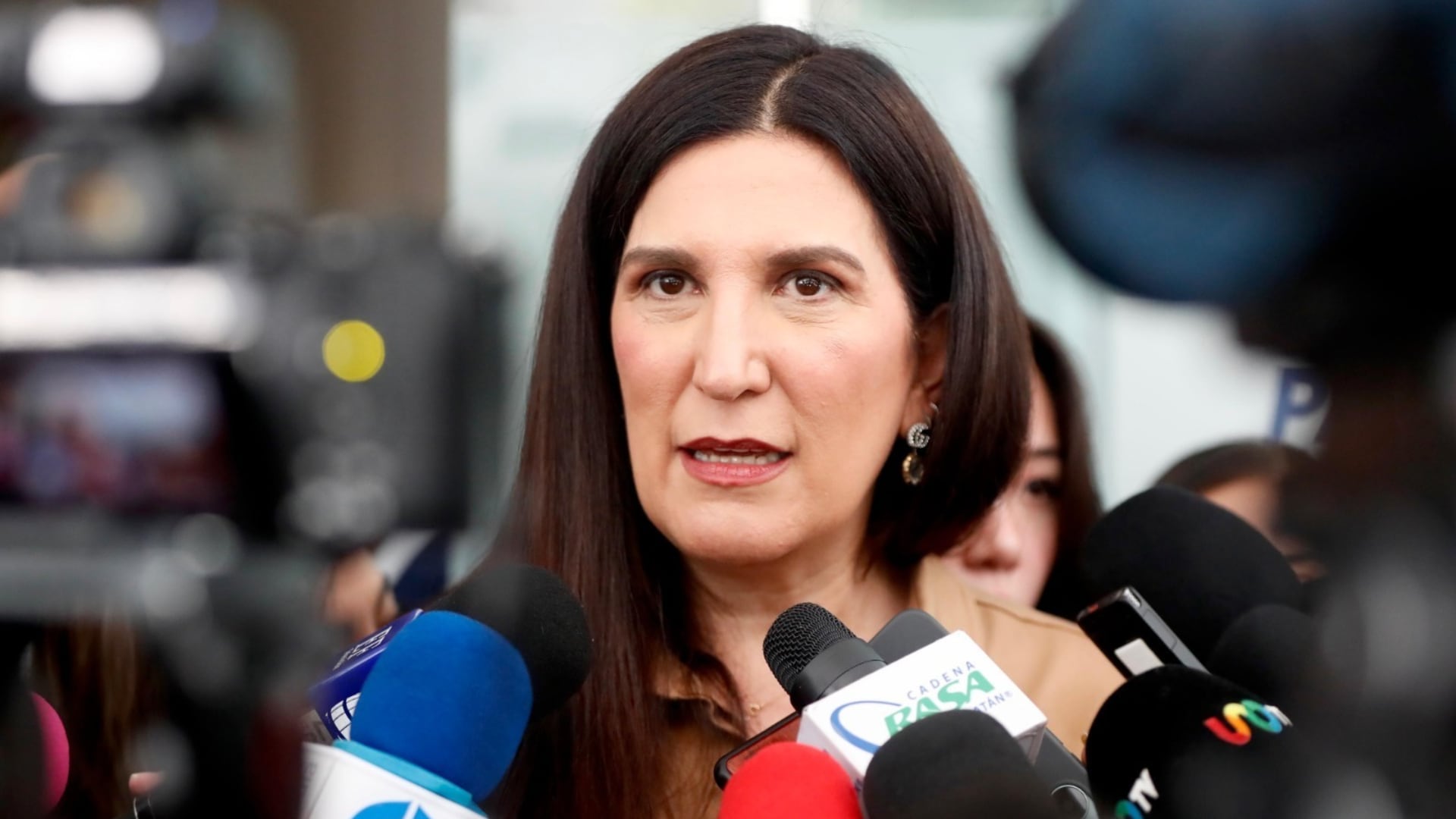 Kenia López Rabadán pide priorizar protección a menores en discusión para regular uso de la IA en México, descarta prohibiciones