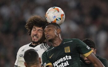 Jiovany Ramos fue imponente en el juego aéreo en Alianza Lima vs Colo Colo por Copa Libertadores. - créditos: Getty Images