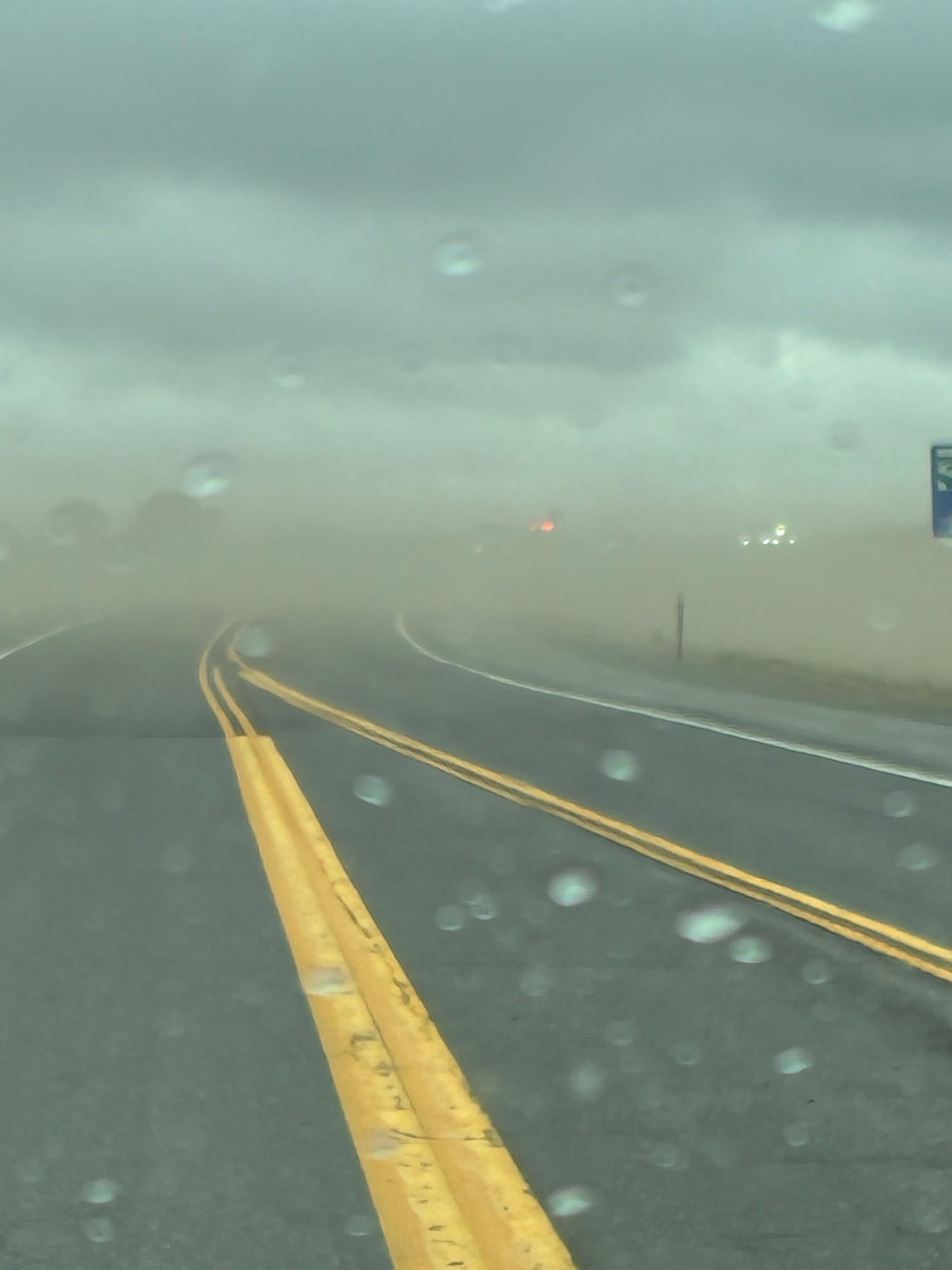 Al menos nueve vehículos se ven involucrados en accidentes por baja visibilidad y fuertes vientos en la zona de Spangle, según la Patrulla Estatal de Washington. (@WSDOT_East)