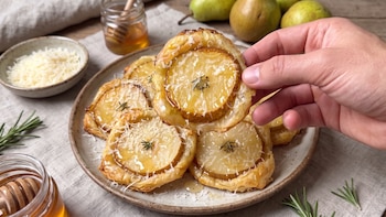 Crujientes de pera, un aperitivo navideño original con queso y miel: una receta rápida con un resultado ligero y sabroso