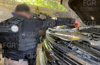 Confiscan tras un cateo vehículos blindados artesanalmente, armamento y arsenal bélico en una bodega en Guasave. FGR