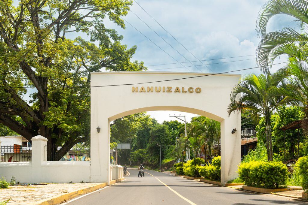 Arco de bienvenida a Nahuizalco, uno de los principales accesos al municipio, reconocido por su relevancia en el turismo y la cultura de la región (Foto cortesía Xpot).