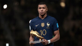 El entorno de Mbappé niega