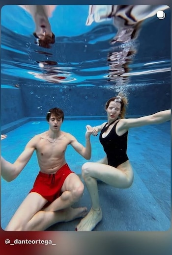 Guillermina Valdes junto a su hijo Dante Ortega disfrutaron de nadar y jugar en la piscina del complejo en el que se hospedaron en Cerro Bayo (Instagram)