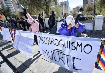 Manifestantes participan durante una cacerolada