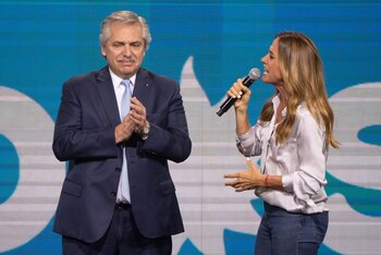 Victoria Tolosa Paz junto a