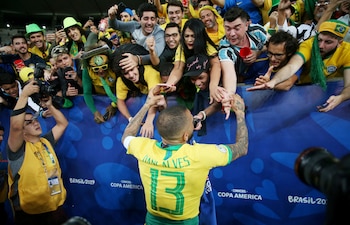 Dani Alves celebra con la