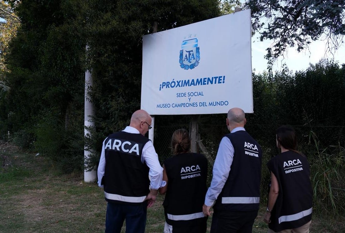 Agentes de ARCA inspeccionan el sitio del futuro Museo Campeones del Mundo de la AFA, frente a un cartel que anuncia su próxima apertura
