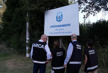 Agentes de ARCA inspeccionan el