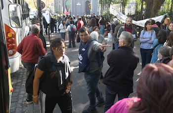 Estudiantes y trabajadores de la UNLP se dirigen a la Marcha Federal Universitaria
