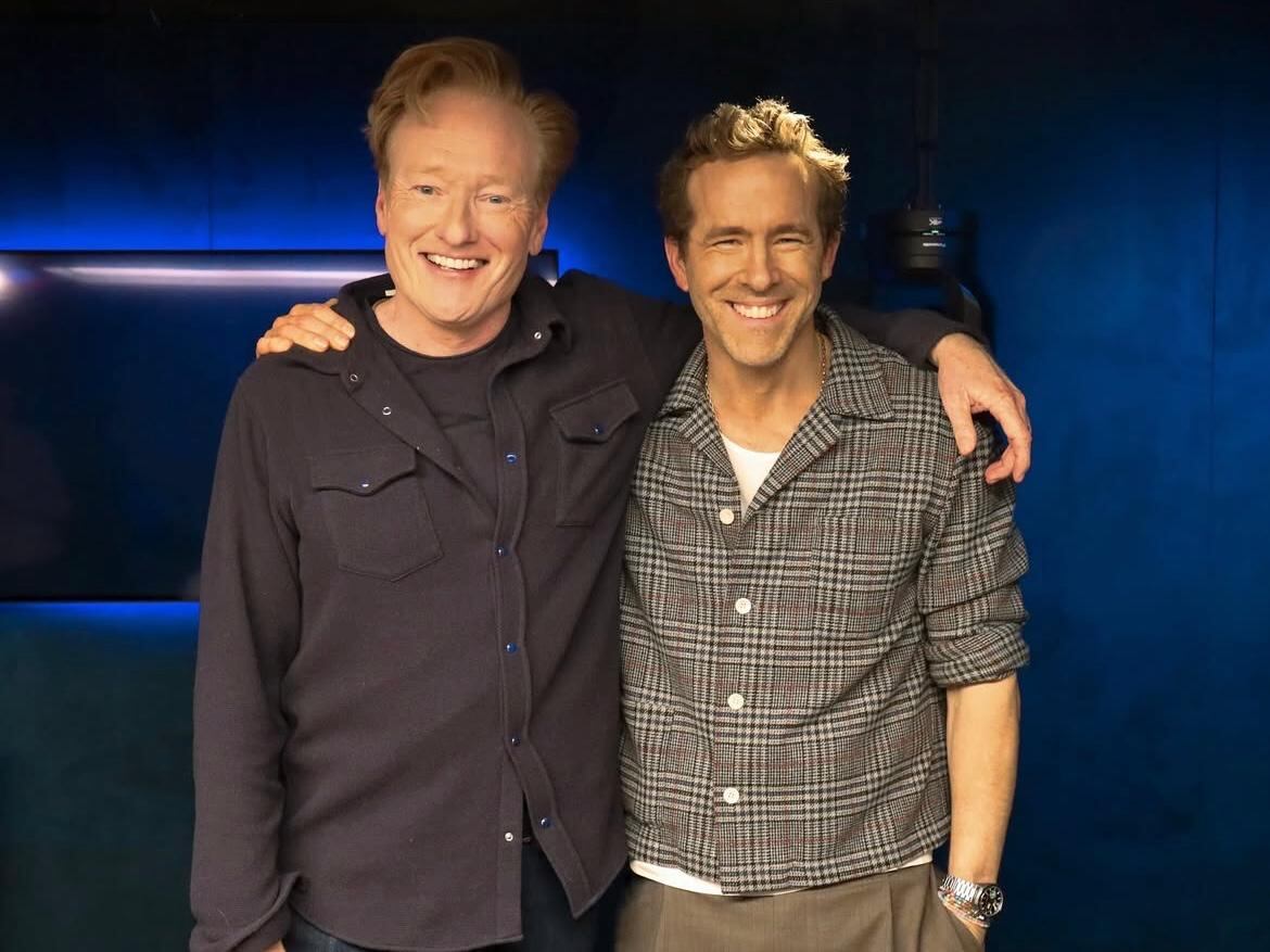 Ryan Reynolds y Conan O’Brien comparten la pasión por el humor y la sinceridad para reconocer sus errores que puedan herir a personas más vulnerables (Instagram @teamcoco)