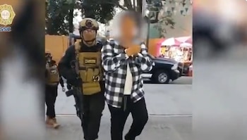 Un hombre de 54 años y una mujer de 53 fueron detenidos tras dos cateos simultáneos en la alcaldía Gustavo A. Madero. Crédito: SSC-CDMX