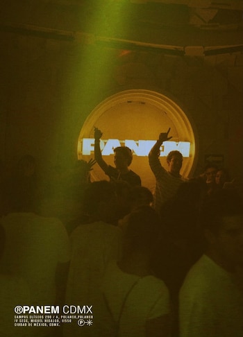 El club nocturno se ubica en Polanco, Ciudad de México, y ofrece música electrónica, presentaciones de DJs y servicio de mesas VIP.