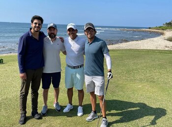 Checo Pérez jugando golf en