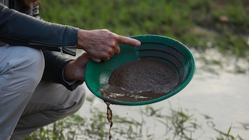 El oro: caro, demandado ¿y