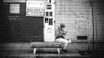 Un hombre revisa su celular